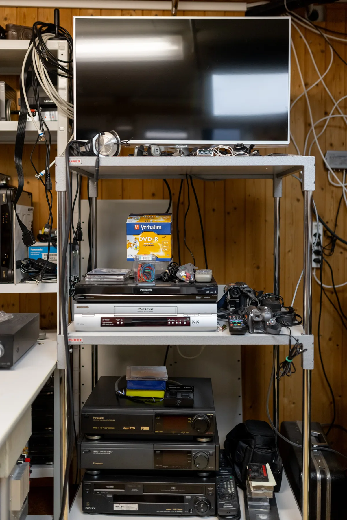 Ein DVD-Recorder, mit leeren DVDs und mehreren Kameras.
